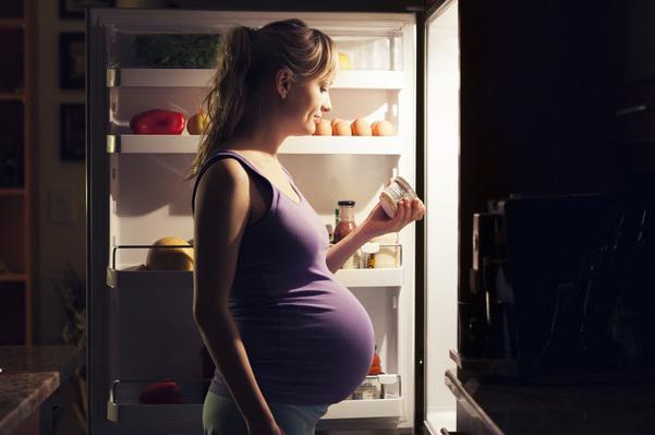 Bầu 6 tháng mất con sau 3 ngày sốt, mẹ không ngờ thủ phạm ở ngay trong tủ  lạnh