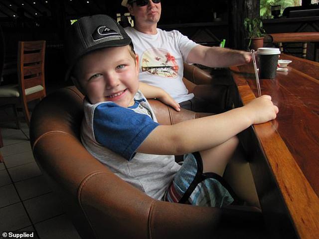 Bé trai chào đời với biểu cảm như siêu nhân: amp;#39;Anh đến để giải cứu thế giớiamp;#39; - 4