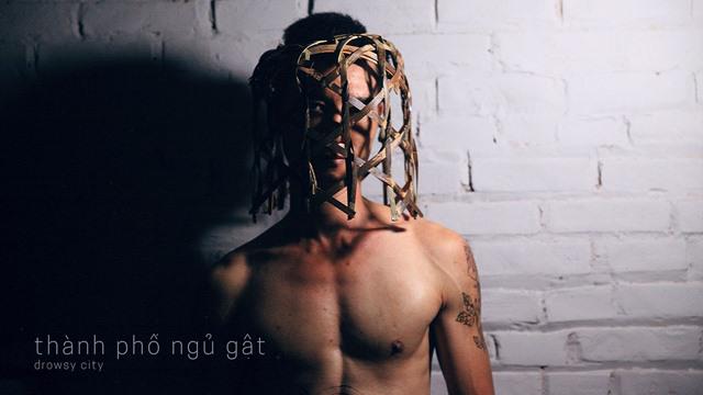 amp;#34;Thành phố ngủ gậtamp;#34;: Câu chuyện nhuốm màu ám ảnh của gã mổ gà thuê - 1