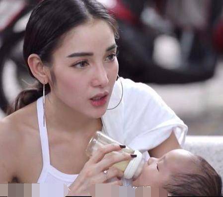 Sau bi kịch amp;#34;anh trai là bố ruộtamp;#34;, mỹ nhân 8X làm mẹ đơn thân vì chồng tù tội - 4