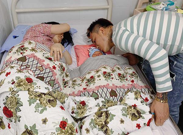 Vợ lên bàn đẻ, Lâm Chấn Huy đang đi hát tức tốc chạy về, tự nấu cơm mang vào viện - 1