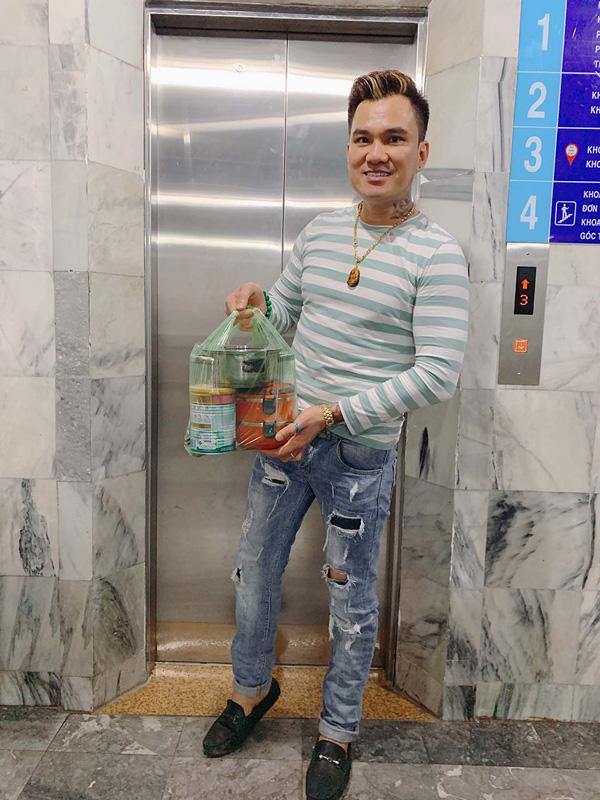 Vợ lên bàn đẻ, Lâm Chấn Huy đang đi hát tức tốc chạy về, tự nấu cơm mang vào viện - 2