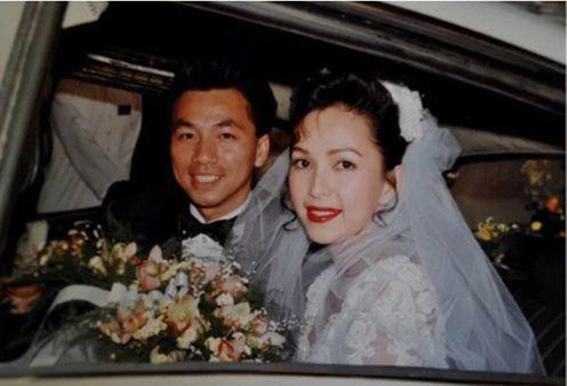 Hình ảnh gây sốt của Diễm My và chồng doanh nhân Việt kiều trong đám cưới được tổ chức vào năm 1994.
