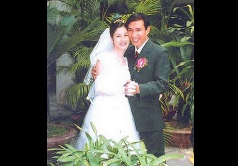 Diễn viên hài Quang Thắng và vợ trong ngày cưới. Vợ "Táo Kinh tế" kém anh 11 tuổi. Chiến Thắng rất hãnh diện vì có người vợ xinh đẹp, luôn thông cảm với chồng và khéo léo trong việc chăm sóc 3 con.
