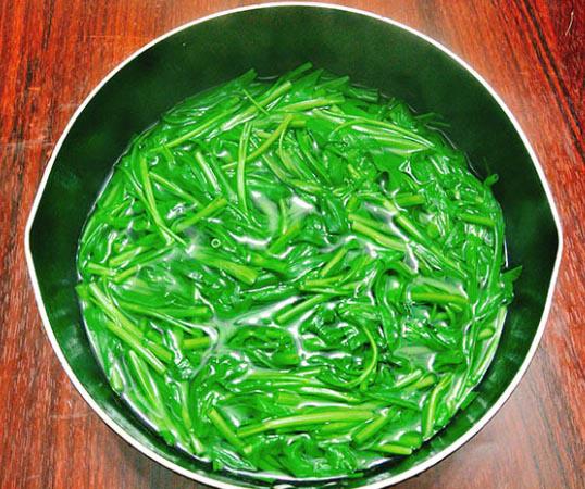 3 bước làm nộm rau muống giòn ngon khó cưỡng