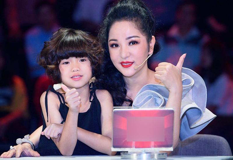 Lần trở lại Việt Nam này, nhiều người thấy sự xuất hiện của Nguyệt Cát bên cạnh mẹ trên sóng truyền hình dày đặc hơn. Bà mẹ đơn thân cũng thường xuyên chia sẻ về cô con gái.
