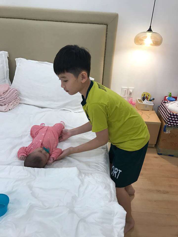 Đang bận nhưng nhìn thấy con trai làm điều này với con gái, Thân Thúy Hà vội giằng lấy - 2