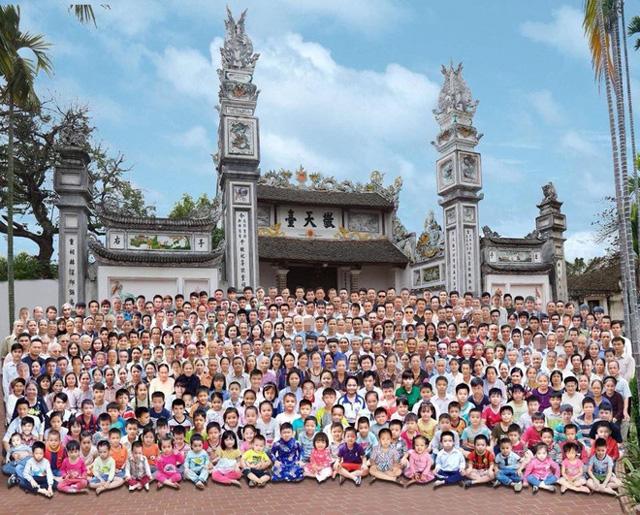 Bức ảnh dòng họ amp;#34;khủngamp;#34; nhất từ trước đến nay, nhìn kĩ mới thấy điều bất thường - 1