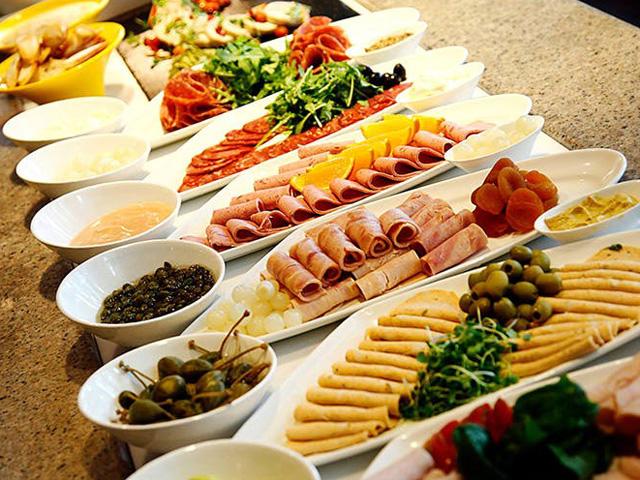 Bí mật bên trong các nhà hàng buffet không nhân viên nào dám hé lộ