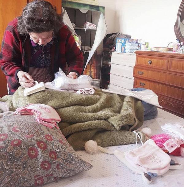 Con dâu bầu ngồi chơi, mặc mẹ chồng xếp đồ đi đẻ nhưng thái độ của bà mới bất ngờ - 2