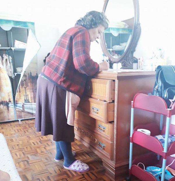 Con dâu bầu ngồi chơi, mặc mẹ chồng xếp đồ đi đẻ nhưng thái độ của bà mới bất ngờ - 6