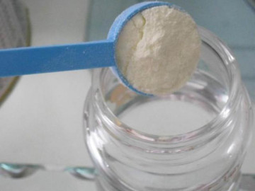Mẹ 9X chia sẻ chuyện pha sữa công thức cho con: Cho nước trước hay đổ bột sữa trước?