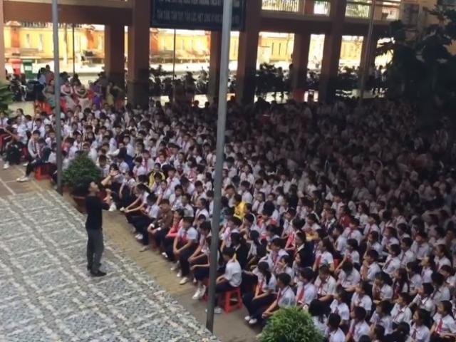 Thầy giáo hát Vì anh thương em quá đỉnh khiến học sinh đồng loạt hòa âm theo