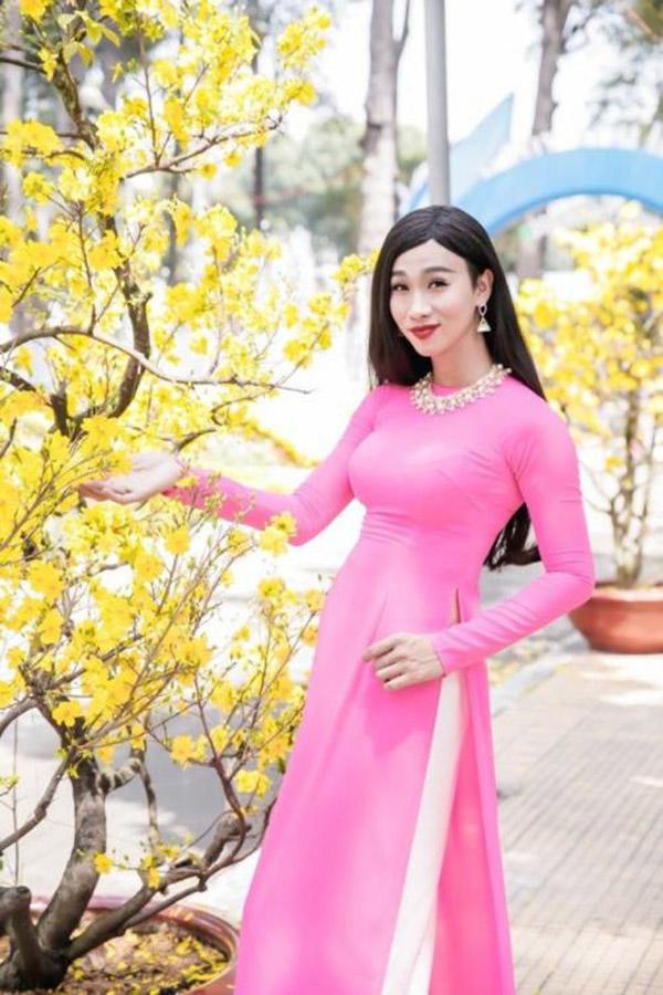 Cùng diện áo dài: BB Trần nữ tính bao nhiêu, quay qua Trấn Thành, Chí Tài chỉ biết cười ngất - 7