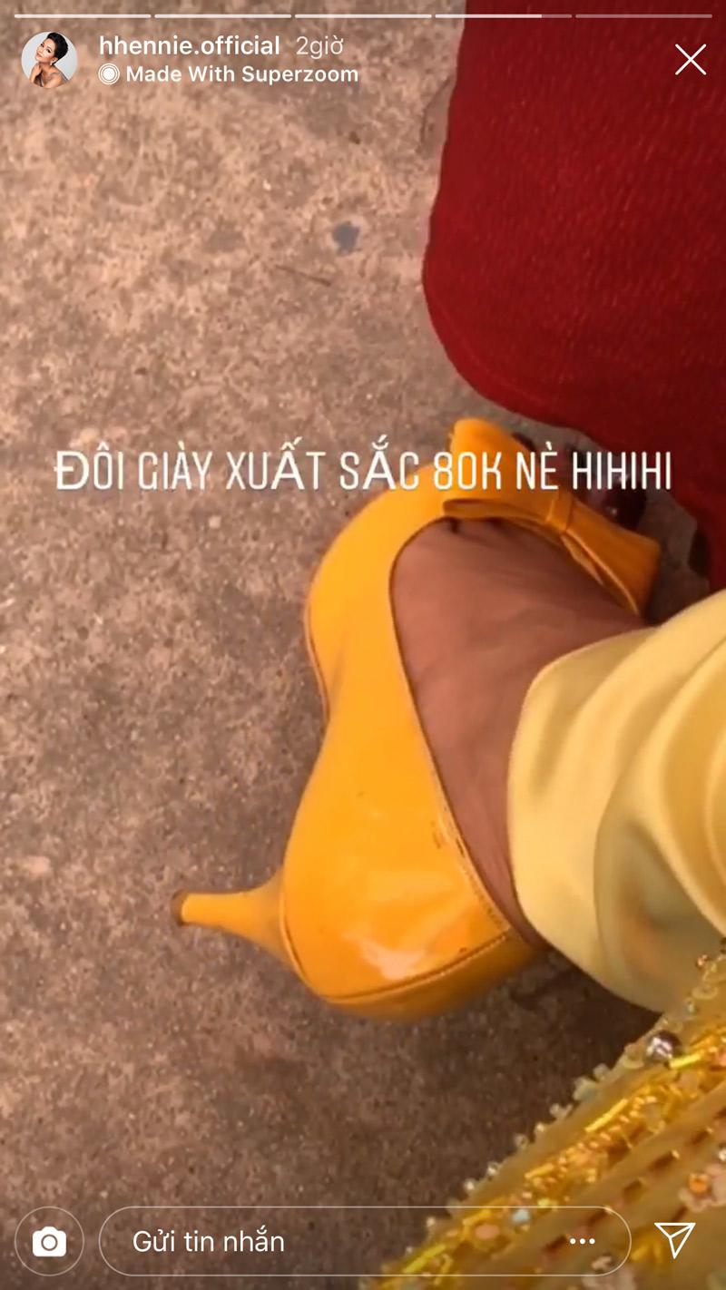 Hoa hậu nghèo nhất Vbiz Hamp;#39;Hen Niê, món đồ mới nhất diện là đôi giày cũ giá 80K - 1