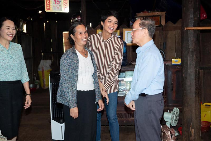 Hoa hậu nghèo nhất Vbiz Hamp;#39;Hen Niê, món đồ mới nhất diện là đôi giày cũ giá 80K - 3