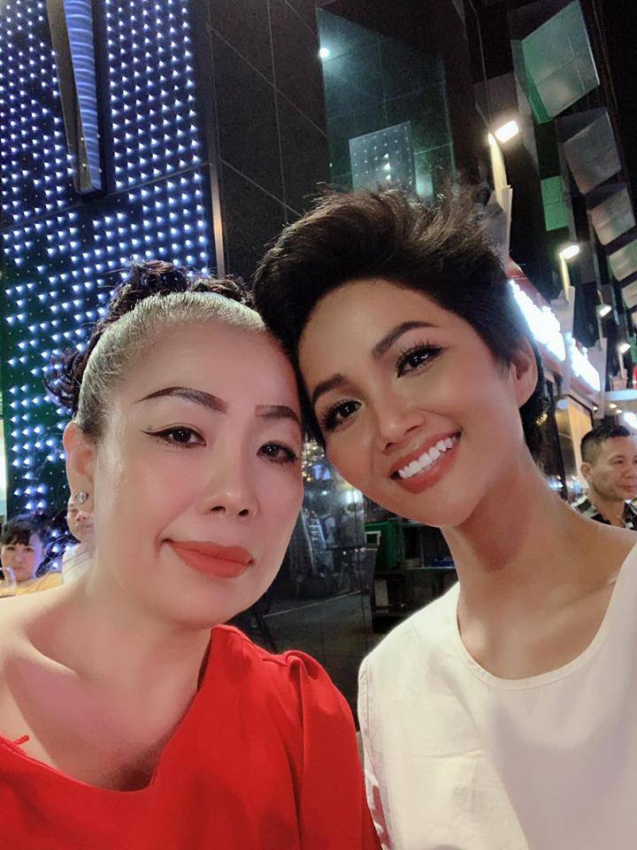 Hoa hậu nghèo nhất Vbiz Hamp;#39;Hen Niê, món đồ mới nhất diện là đôi giày cũ giá 80K - 4