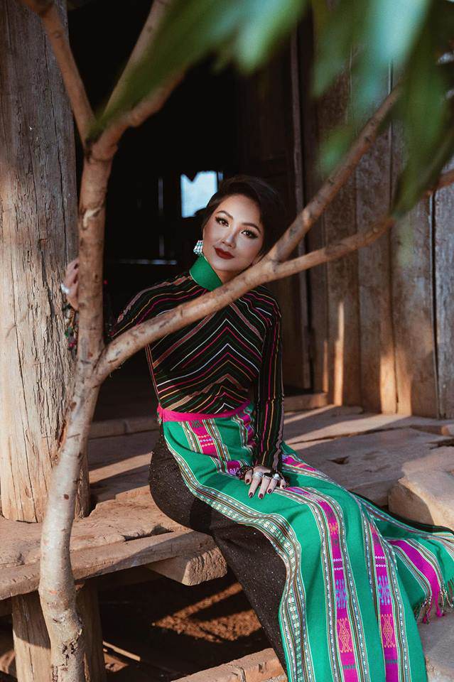 Hoa hậu nghèo nhất Vbiz Hamp;#39;Hen Niê, món đồ mới nhất diện là đôi giày cũ giá 80K - 5