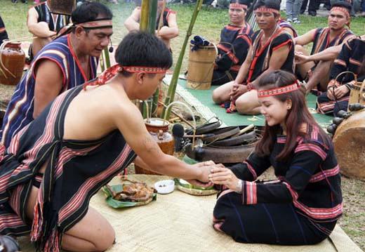 Kỳ lạ những phong tục cưới hỏi có 1-0-2  ở Việt Nam (Phần 1) - 6