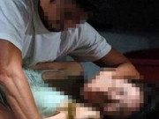 Tin tức - Nụ hôn lạ thường của bố dượng với 2 con gái sinh đôi tiết lộ sự thật động trời