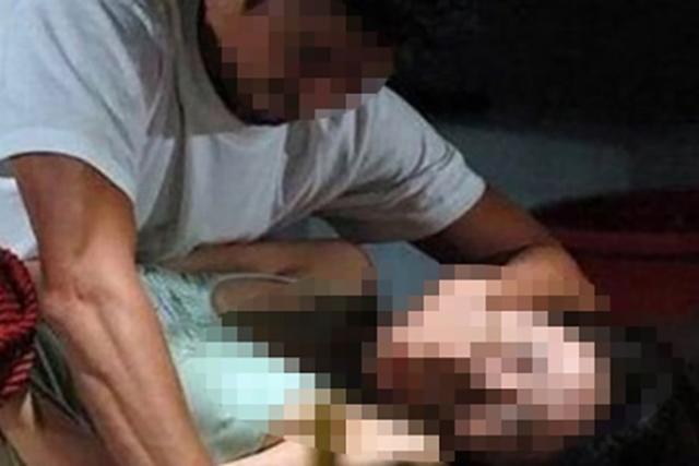 Nụ hôn lạ thường của bố dượng với 2 con gái sinh đôi tiết lộ sự thật động trời - 1