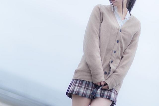 Nụ hôn lạ thường của bố dượng với 2 con gái sinh đôi tiết lộ sự thật động trời - 2