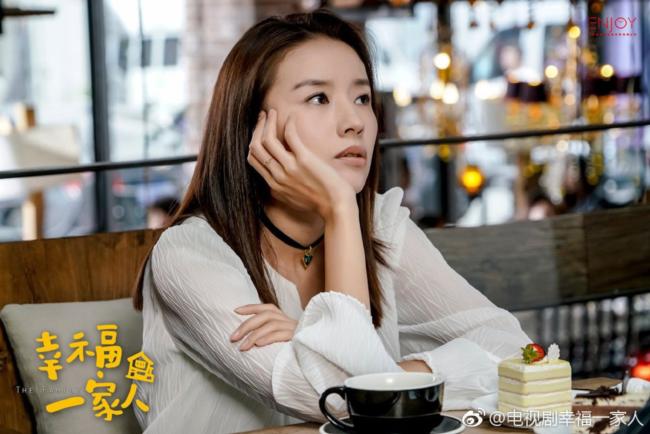 Sự nghiệp đi xuống vì scandal ngoại tình, Đồng Khiết amp;#34;tẩy trắngamp;#34; bằng hình ảnh thư ký ngọt ngào - 1