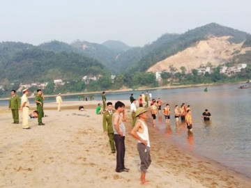 8 trẻ đuối nước ở Hòa Bình: 7 đám tang dọc con phố nhỏ, người dân trắng đêm khóc thương