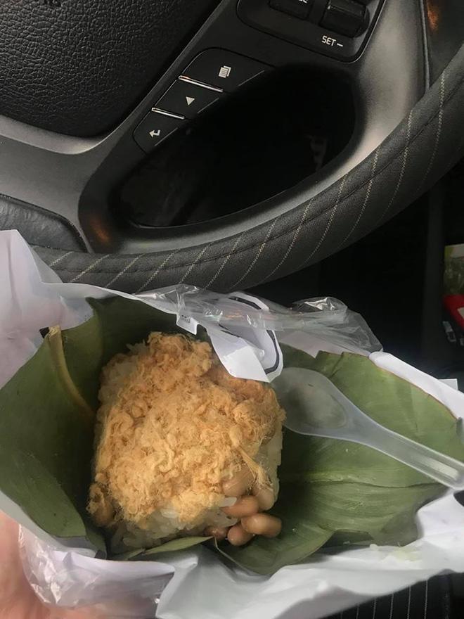 Người tài xế ăn vội gói xôi bên vệ đường và câu hỏi xót xa: amp;#34;Lương tháng này bao nhiêu?amp;#34; - 1