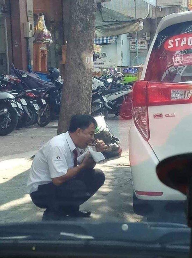 Người tài xế ăn vội gói xôi bên vệ đường và câu hỏi xót xa: amp;#34;Lương tháng này bao nhiêu?amp;#34; - 2
