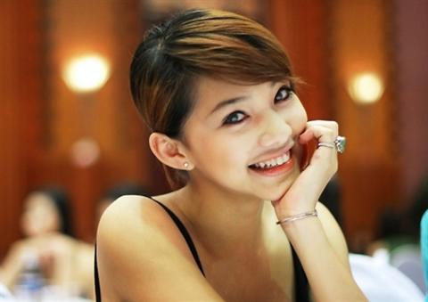 Sau ồn ào văng tục tại tòa, Lưu Đê Ly tiếp tục lộ cằm nhọn lệch hẳn sang một bên - 12