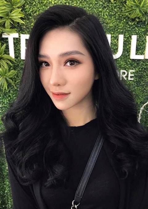 Sau ồn ào văng tục tại tòa, Lưu Đê Ly tiếp tục lộ cằm nhọn lệch hẳn sang một bên - 13