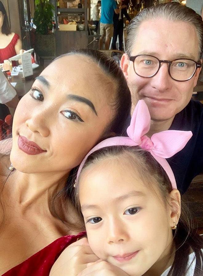 Sao Việt 24h: Vĩnh Thuỵ ôm cô gái lạ trong thang máy sau tin đồn chia tay Hoàng Thuỳ Linh - 10