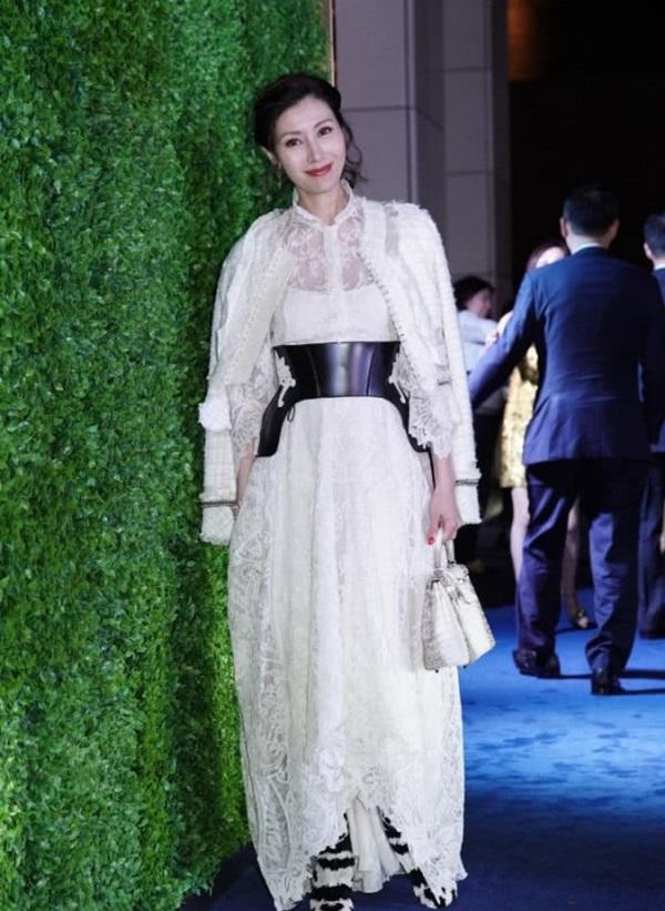 Thái độ của nàng Hậu đẹp nhất lịch sử Hong Kong khi amp;#34;chạm tránamp;#34; vợ cũ của chồng gây sốt - 3