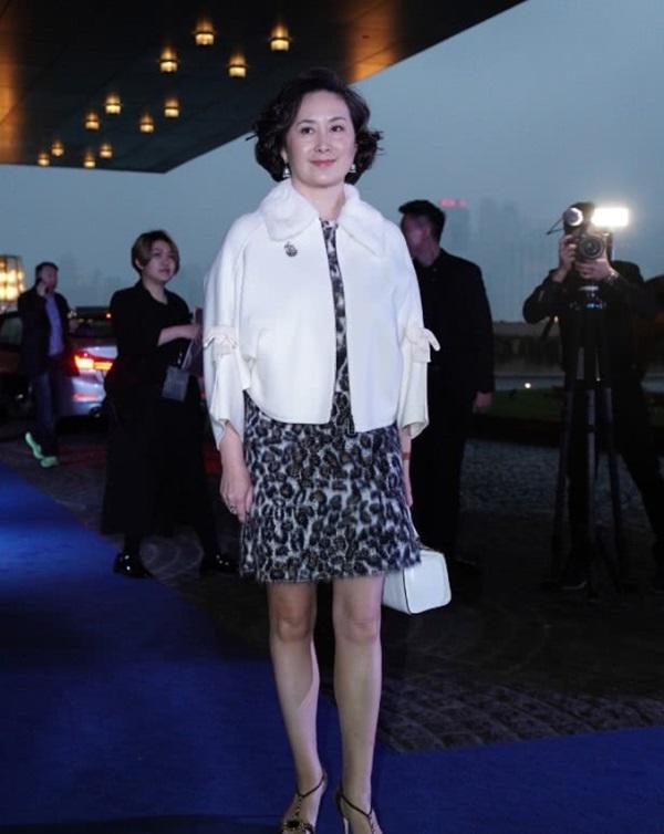 Thái độ của nàng Hậu đẹp nhất lịch sử Hong Kong khi amp;#34;chạm tránamp;#34; vợ cũ của chồng gây sốt - 4