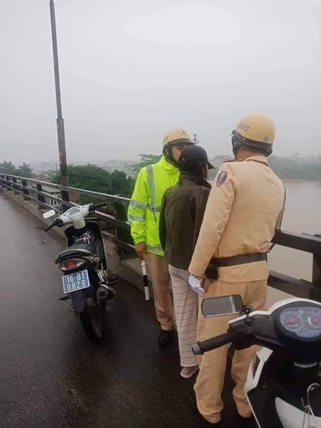 Nghẹt thở cuộc giải cứu thai phụ 37 tuần tuổi định nhảy cầu tự tử - 1