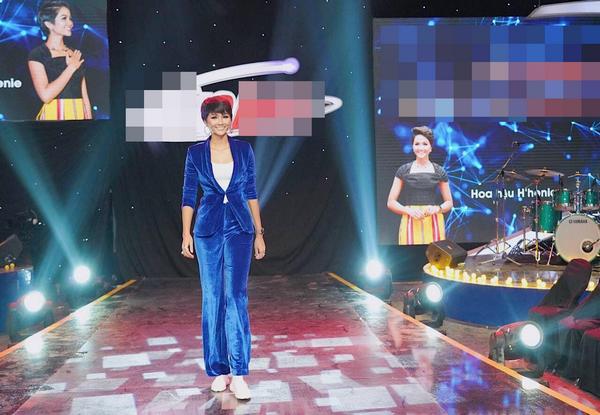 Diện đồ cực trendy, Hamp;#39;Hen Niê gây bất ngờ với thân hình tròn trịa, và lý do là bởi... - 1