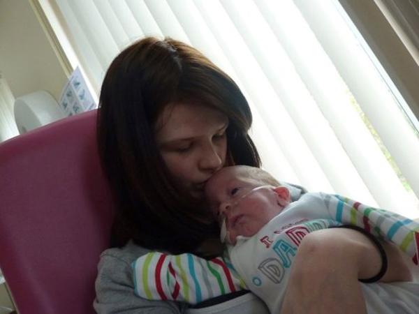 Mang thai khi mới 14 tuổi, mẹ trẻ sốc nặng vẫn quyết amp;#34;bếamp;#34; bụng bầu đi học - 3