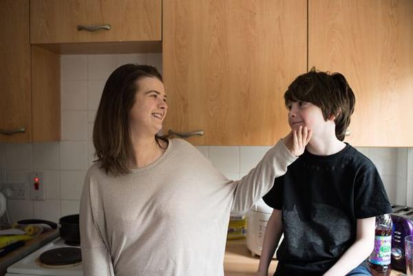 Mang thai khi mới 14 tuổi, mẹ trẻ sốc nặng vẫn quyết amp;#34;bếamp;#34; bụng bầu đi học - 1