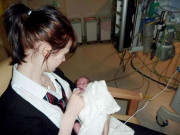 Bà bầu - Mang thai khi mới 14 tuổi, mẹ trẻ sốc nặng vẫn quyết "bế" bụng bầu đi học