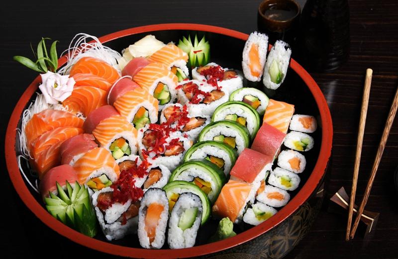 Thực tế, đã có rất nhiều trường hợp ăn cá hồi sống trong món sushi, sashimi bị nhiễm sán, nguy hiểm đến tính mạng nếu không cứu chữa kịp thời.
