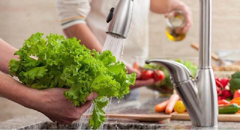 Bên cạnh việc rửa kỹ rau bằng nước sạch, người sử dụng nên ngâm rau với nước sạch, tốt nhất là nên nấu chín trước khi ăn.
