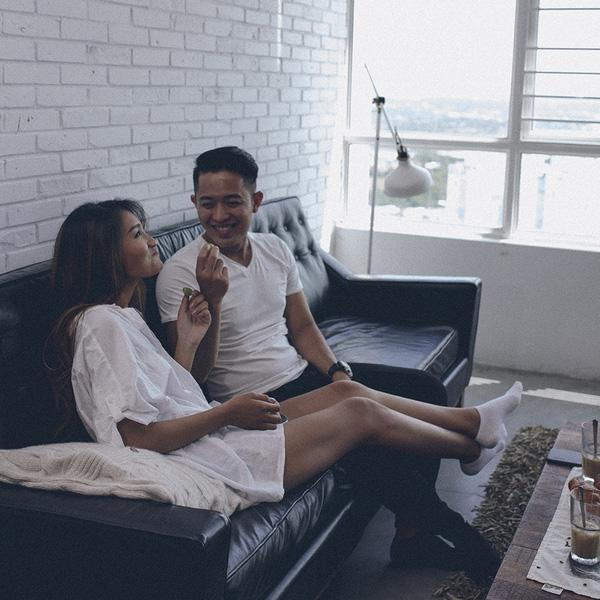 Yêu bằng tuổi là khi anh còn mải mê kiếm tiền, em đã hết thanh xuân để chờ đợi - 1