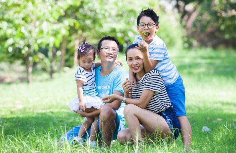 Hoàng Bách và Thanh Thảo nên duyên từ năm 2006 và đã sinh được hai "nhóc tì" đáng yêu, ngoan ngoãn là cậu bé Tê Giác và cô con gái Meo Meo. 
