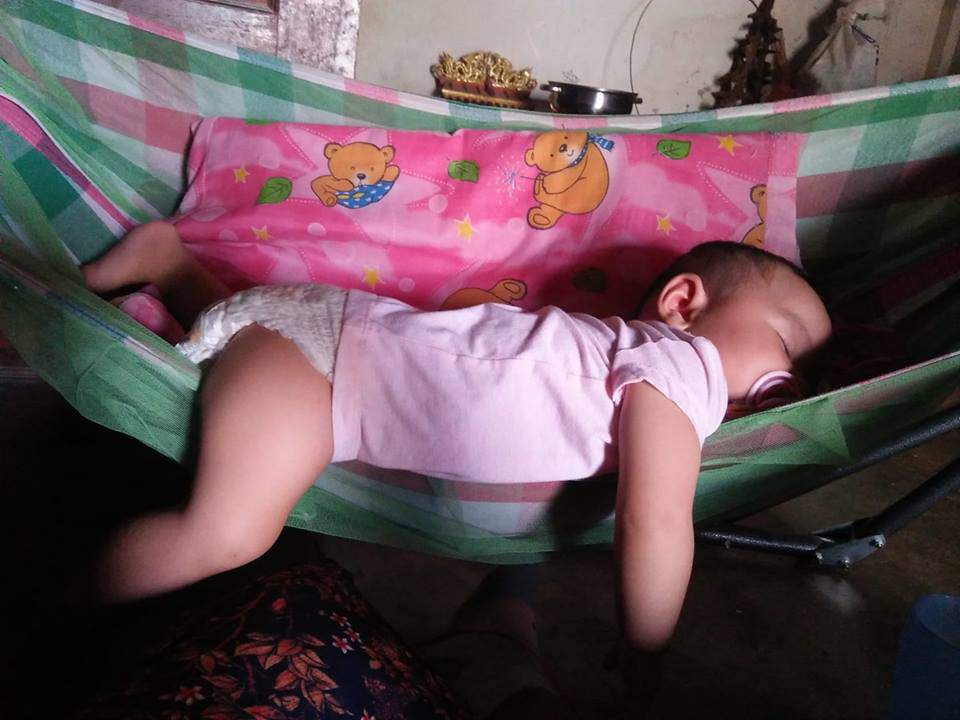 Con gái ngủ ngon lành trên võng, mẹ giật thót mình khi nhìn kĩ hơn - 5