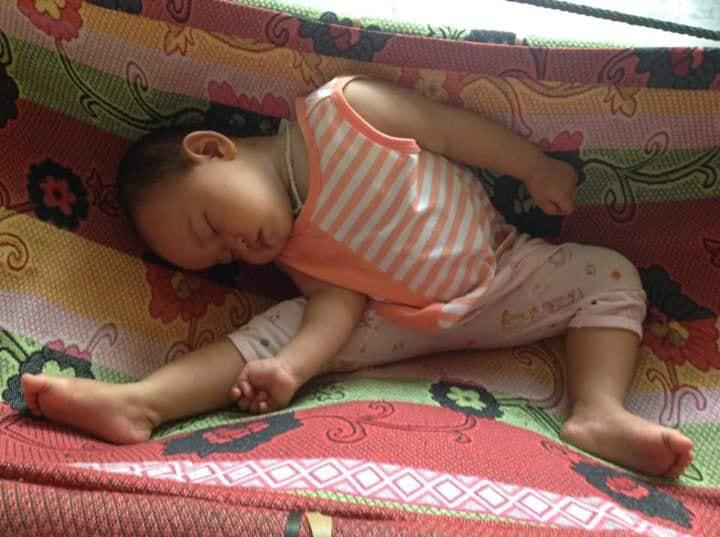 Con gái ngủ ngon lành trên võng, mẹ giật thót mình khi nhìn kĩ hơn - 4