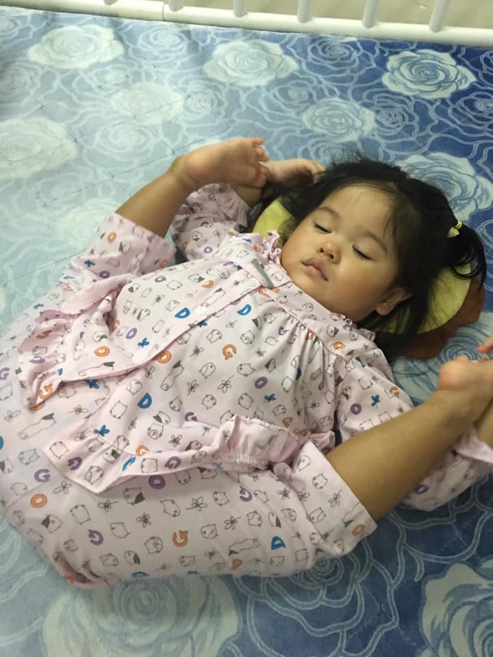 Con gái ngủ ngon lành trên võng, mẹ giật thót mình khi nhìn kĩ hơn - 6