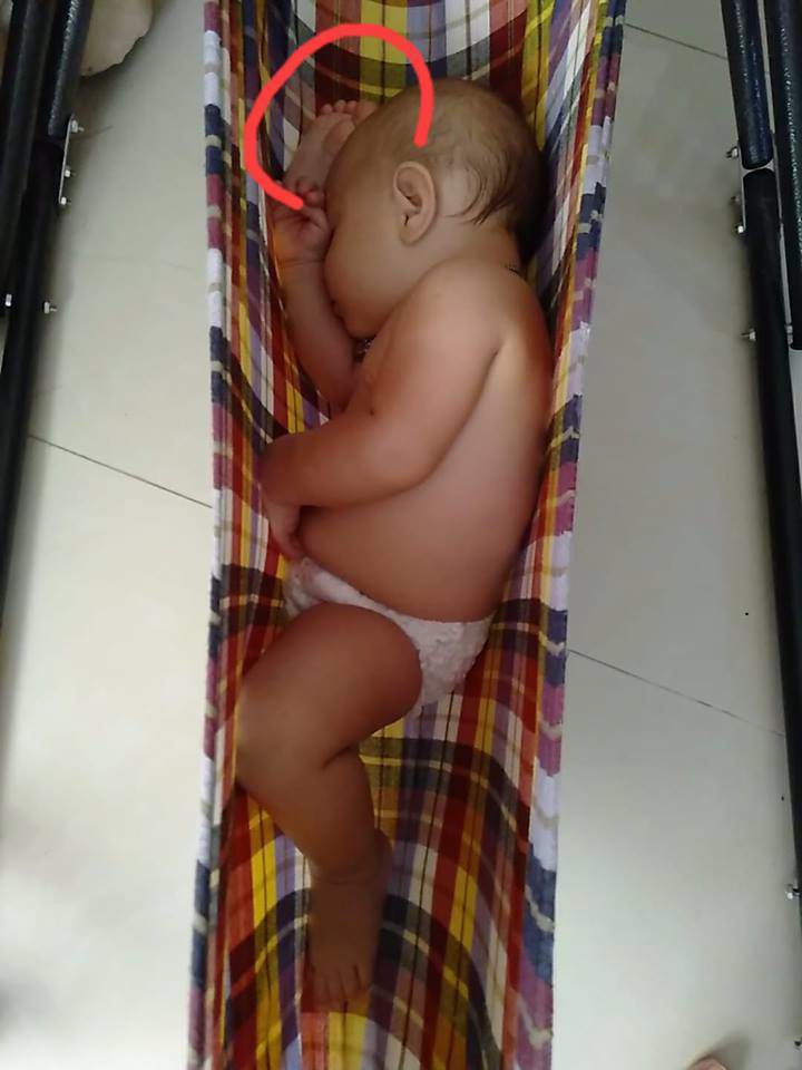 Con gái ngủ ngon lành trên võng, mẹ giật thót mình khi nhìn kĩ hơn - 1