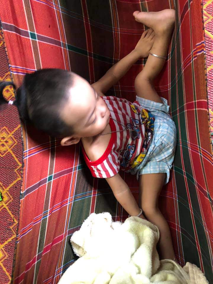 Con gái ngủ ngon lành trên võng, mẹ giật thót mình khi nhìn kĩ hơn - 8