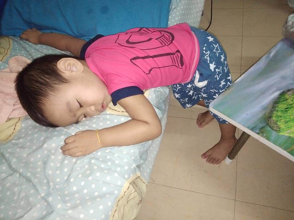 Con gái ngủ ngon lành trên võng, mẹ giật thót mình khi nhìn kĩ hơn - 9